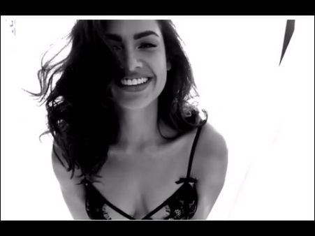 ఫొటోషూట్ కోసం తెగించేసిన దేశీ ఏంజెలీనా.. ఆల్‌మోస్ట్ న్యూడ్‌గా బాలీవుడ్ హీరోయిన్.. (ఫొటో గ్యాలరీ)