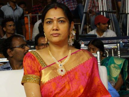 పూరీ నడుంపై గిల్లిన సినీ నటి హేమ.. గ్లామర్‌తో హల్‌చల్.. జ్యోతిలక్ష్మి2‌కు రెడీనా?