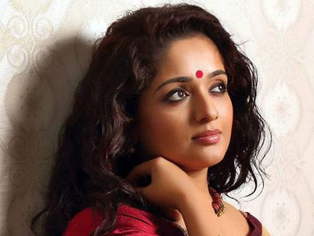 సినీ నటి చుట్టూ బిగుస్తున్న ఉచ్చు.. అరెస్ట్ తప్పదా?