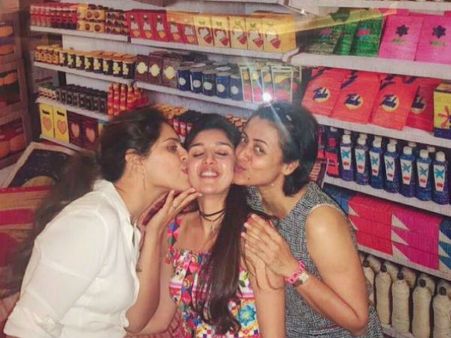 మహేష్ భార్య, రామ్ చరణ్ వైఫ్.... ముద్దాడిన ఆ వ్యక్తి ఎవరు?