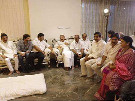 వైరల్ ఫోటో: వదినమ్మ సురేఖతో పవన్ కళ్యాణ్