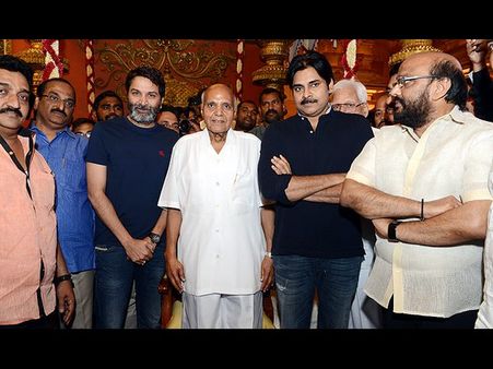 రామోజీరావు మనవరాలి పెళ్లిలో పవన్ క్రేజ్!.. సెలబ్రీటీల మధ్య..