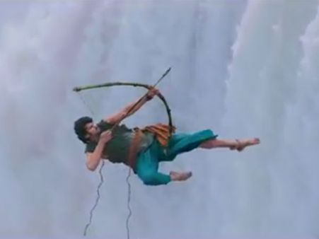 బాహుబలిలో ప్రభాస్ మాదిరిగానే.. జలపాతం పైనుంచి దూకి.. అభిమాని మృత్యువాత