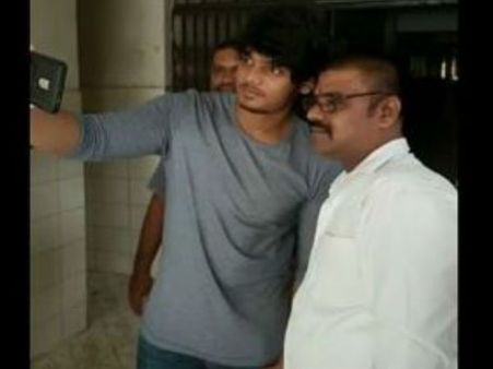 డ్రగ్స్ కేసు: ఎక్సైజ్ ఆఫీసులో మహేష్ బాబులా ఆకాష్ పూరి ఫోజులు!