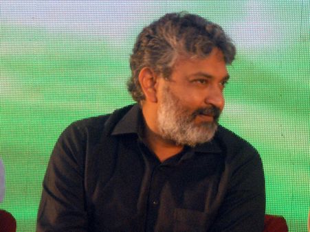 వాడిమాట వినొద్దు, ఉగ్రవాదుల కంటే ప్రమాదం: రాజమౌళి కామెంట్ ఎవరి గురించి?