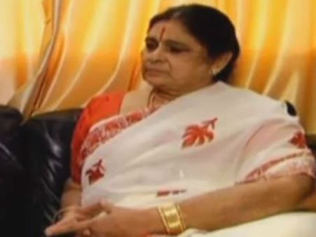 డ్రగ్స్ కేసు కలకలం: మీడియా ముందుకు హీరో రవితేజ తల్లి