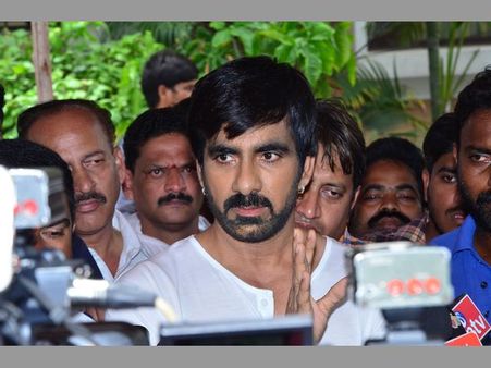 తప్పుడు వార్తలు రాశారు: తమ్ముడి పెద్దకర్మ వద్ద మీడియాతో రవితేజ వాదన!