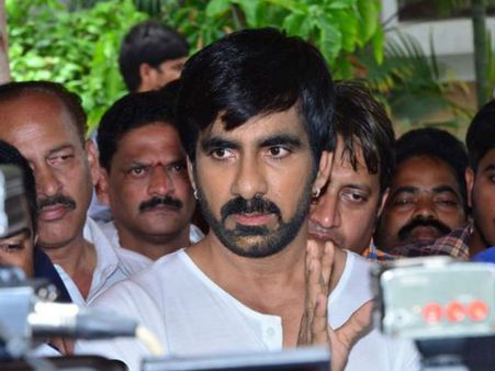 డ్రగ్స్ కేసు: లాయర్‌తో రవితేజ చర్చలు, పక్కా ప్లానింగుతో విచారణకు!