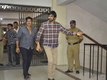 డ్రగ్స్ కేసులో అన్యాయంగా ఇరికించారు: రవితేజ ఫ్యాన్స్ ఆందోళన