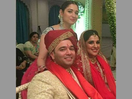 సోదరుడి పెళ్లిలో తమన్నా హంగామా.. ఇంటర్నెట్‌లో ఫోటోలు వైరల్.. (గ్యాలరీ)