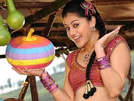 ఎంతపని చేసావ్ తాప్సీ: బొడ్డు మీద కొబ్బరి చిప్ప వివాదం, ఆ నిర్మాత నిండా మునిగినట్టే