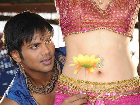 రాఘవేంద్రరావును దారుణంగా అవమానించిన తాప్సీ.. బొడ్డుపై కొబ్బరిచిప్పతో కొట్టాడని..