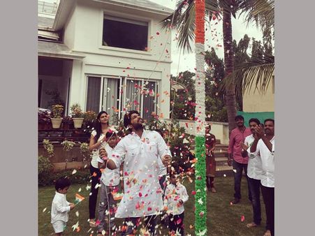 బన్నీ ఇంట్లో స్వతంత్ర దినోత్సవం: జండా ఎగరేసిన అల్లు అర్జున్