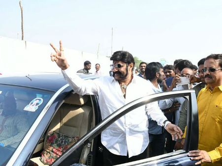 బాలకృష్ణ ఫ్యాన్స్, వారి కుటుంబ సభ్యులకు స్కాలర్‌షిప్స్‌