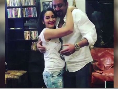 ట్రైలర్ వచ్చిన ఆనందంలో భార్యతో డాన్స్ చేసాడు: ఇదే ఇంకా వైరల్ అయ్యింది