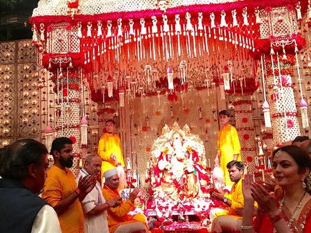 గణేష్ చతుర్థి సెలబ్రేషన్స్: అంబానీ ఇంట్లో సినీస్టార్ల సందడి (ఫోటోస్)