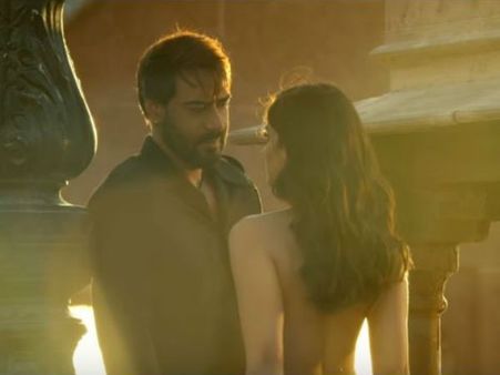 న్యూడ్ సీన్ ఇలియానా ఐడియా : బట్టలేసుకునే వరకు ఆ హీరోనే కవచంలా....