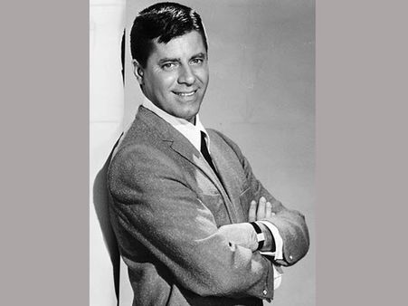 ప్రపంచాన్ని నవ్వించిన చక్రవర్తి: కమేడియన్ మరణం