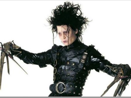 నడీ రోడ్డుపై నటి మీద కత్తెరలతో దాడి: రోడ్డంతా రక్త సిక్తం