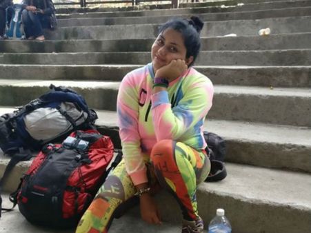 బిగ్ బాస్ నుంచి ఎలిమినేట్ అయి అక్కడ తేలింది: అడవుల్లో హాట్ అందాల ప్రదర్శన