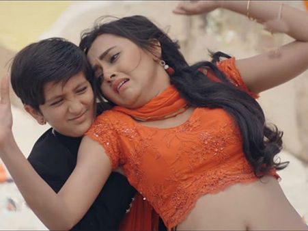 19 ఏళ్ళ అమ్మాయి 10 ఏళ్ళ అబ్బాయి హనీమూన్: ఆ టీవీ సీరియల్ ఆపండీ