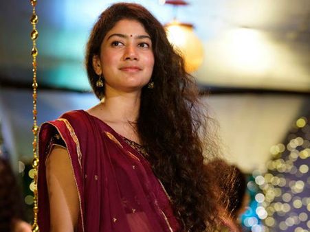 రన్నింగ్ ట్రైన్ ఎక్కబోయి సాయి పల్లవి పడిపోయిందట..