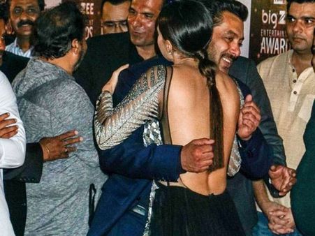 ఆమె వీపుని తాకలేక పిడికిళ్ళు బిగించాడు: సల్మాన్ ఖాన్, సనాఖాన్ ఒక హగ్ (వీడియో)