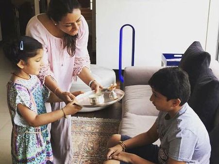 మహేష్ బాబు కూతురు రాఖీ కట్టింది: టాలీవుడ్ క్యూటెస్ట్ రాఖీ ఫర్ గౌతమ్(ఫోటోలు)