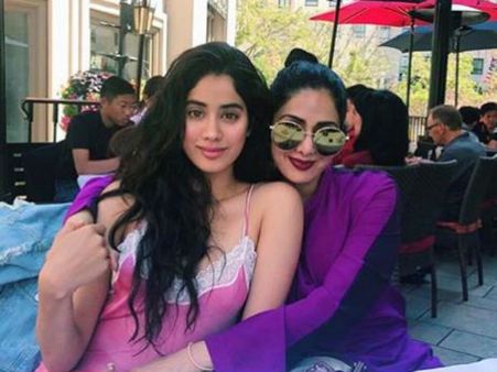 వావ్.. కూతురిని మించిన అందం.. అందంతో అదరగొడుతున్న శ్రీదేవి..