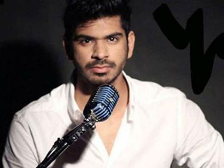 పార్టీలో మహిళ దుస్తులు లాగబోయాడు: బాలీవుడ్ సింగర్ అరెస్ట్