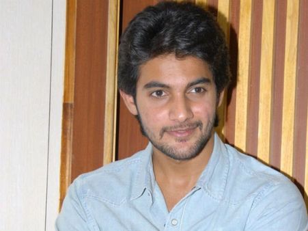 హర్రర్ కామెడీతో తమిళ్‌లోకి అడుగుపెడుతున్నాడు