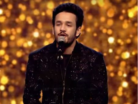 అఖిల్ స్టేజ్ పెర్ఫార్మెన్స్ అదుర్స్: ‘హలో’ మూవీ సాంగ్ వైరల్ అయింది