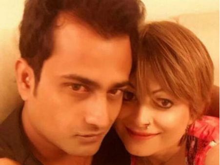 నా భర్త అసహజ శృంగారం కోరుతున్నాడు: బాలీవుడ్ ట్రాన్స్ జెండర్ నటి ఫిర్యాదు