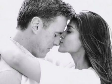 ప్రేమ పిచ్చి: ప్రియుడితో ఇలియానా ముద్దులాట.. (ఫోటో)