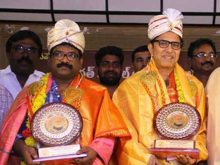 కాళోజి అవార్డు అందుకున్న చంద్రబోస్, వందేమాతరం శ్రీనివాస్