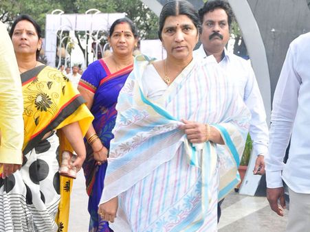 ఎన్టీఆర్ జీవితాన్ని వక్రీకరించొద్దు: వర్మకు లక్ష్మీ పార్వతి సూచన