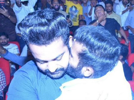 ఇదే ఎన్టీఆర్ నిజస్వరూపం.... ముద్దులు పెట్టిన అభిమాని పట్ల ఇలా!