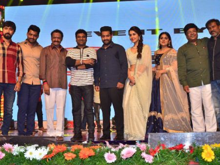 రక్తం ధారపోసి మీ అందరితో ఇలాగే ఉండిపోతా... ఎన్టీఆర్ ఎమోషనల్ స్పీచ్