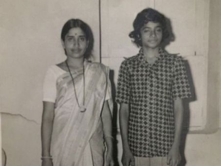 అందమైన అమ్మ, పక్కన జోకర్...... సొంత తల్లిపై రామ్ గోపాల్ వర్మ పోస్ట్!