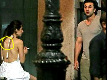 స్మోక్ చేస్తూ దొరికిన హీరో, హీరోయిన్.... రాత్రిపూట ఎఫైర్?