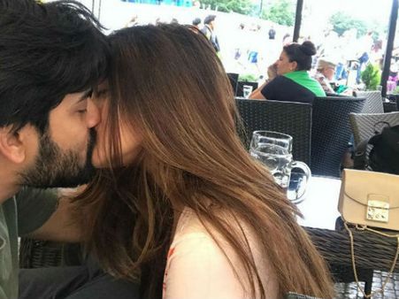 ఆరుబయట లిప్‌లాక్: ఈవిడగారి ముద్దులకి హద్దేలేదా? నెటిజన్ల షాక్