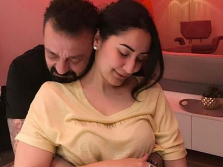 స్టార్ గారి రొమాంటిక్ యాంగిల్: భార్యని గట్టిగా కౌగిలించుకొని మరీ...