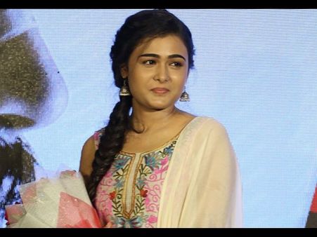 ఒకే గదిలో ఇద్దరు అబ్బాయిలతో.. అదో నరకం.. తండ్రిపై కేసు.. అర్జున్ రెడ్డి హీరోయిన్