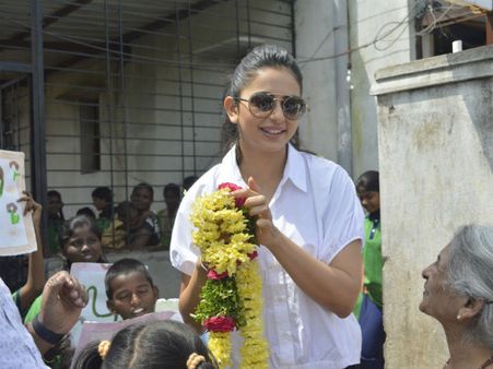 అనాథ పిల్లలతో రకుల్ బర్త్ డే సెలబ్రేషన్