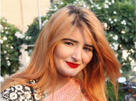 ప్రముఖ గాయని దారుణ హత్య.. కారుపై తుపాకీ గుళ్ల వర్షం..