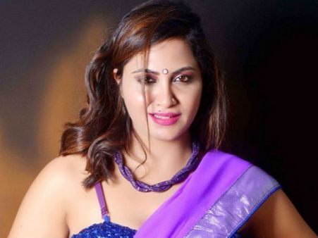 క్రికెటర్‌తో శృంగారం పచ్చి అబద్దం, ఆల్రెడీ పెళ్లయింది, 10 కేసులు కూడా...?