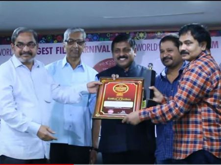 వన్‌ఇండియా-ఫిల్మీబీట్ ప్రతినిధికి ఇండీవుడ్ అవార్డ్