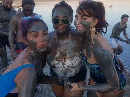 డర్టీ జాక్విలిన్: బికినీలో, బురదతో పిచ్చెక్కించిన శ్రీలంకన్ అందాలు