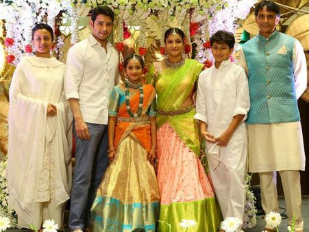 మేనకోడలి హాఫ్ సారీ ఫంక్షన్లో మహేష్ బాబు... (ఫోటోస్)