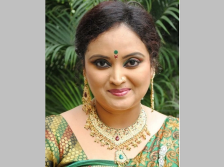 నటి, యాంకర్ మల్లిక మృతి: హైదరాబాద్ కి మృతదేహం తరలింపు, సుమ కనకాల స్పందన ఇలా